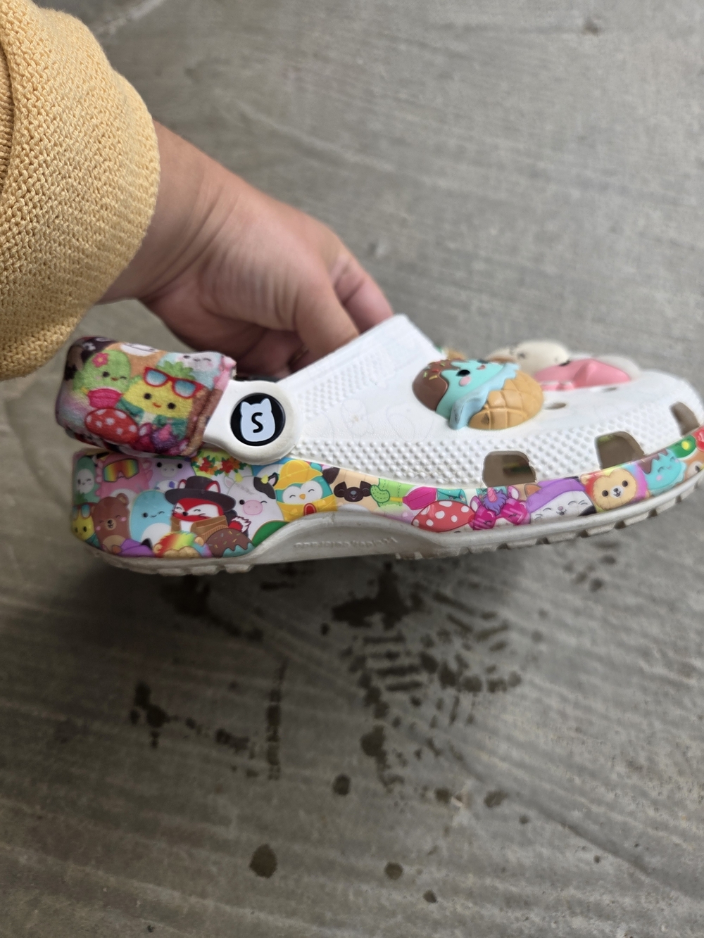 CROCS White Kids Clog Sandals with Colorful Character Charms - Picture 6 of 7